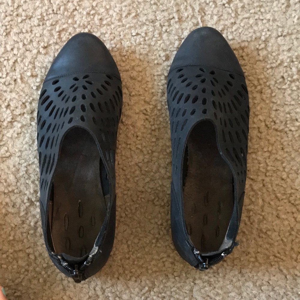 These shoes are real leather and made in Italy